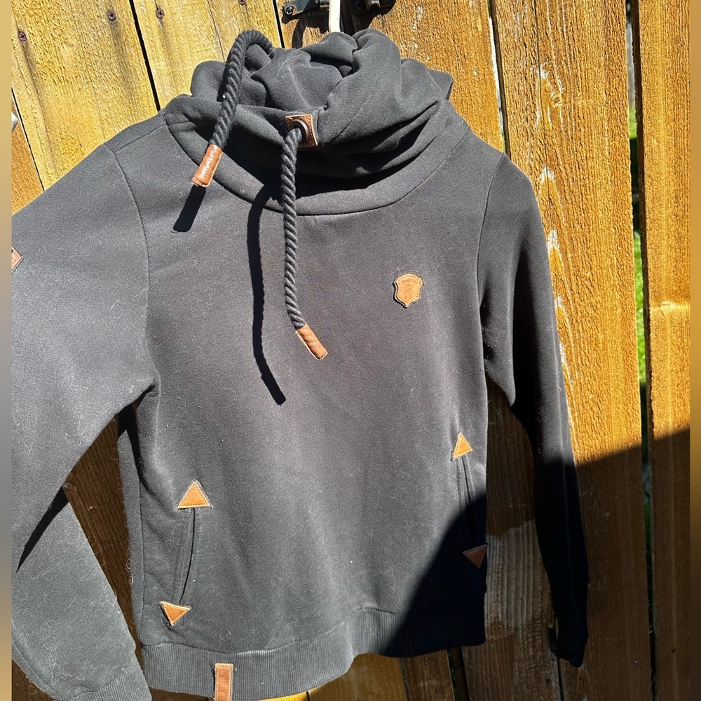 Naketako black sweater
